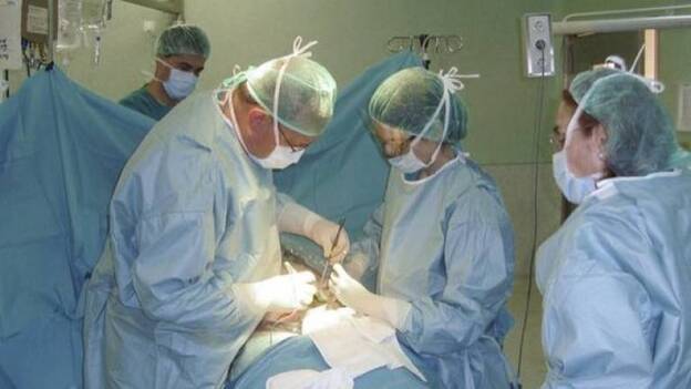 Un ginecólogo se deja el móvil en el estómago de una paciente