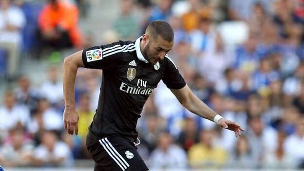 Benzemá, imputado por no aportar carné de conducir al ser parado por la Policía