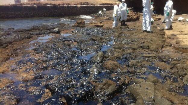 Aparece un importante vertido de piche en Arinaga