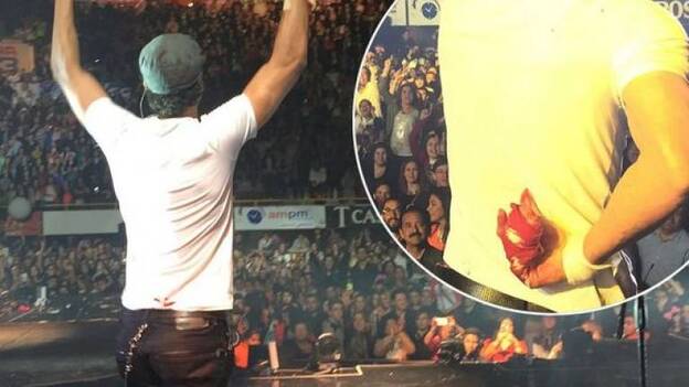 El cantante Enrique Iglesias sufre cortes en una mano con un dron en un concierto