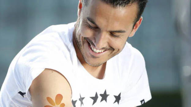 Pedro, del Barça, se tatúa en un brazo el sol promocional de Canarias