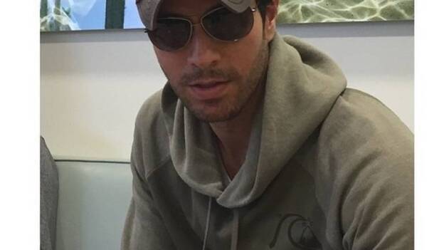 Enrique Iglesias muestra su mano tras la cirugía reconstructiva
