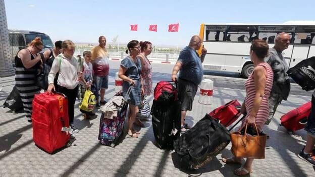 Cerca de 2.500 turistas abandonan a la carrera Túnez tras el atentado