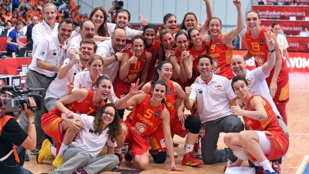 Leticia Romero y Astou Ndour se cuelgan el bronce con España