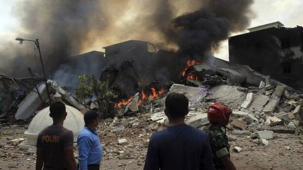 Un avión militar Hércules se estrella en Indonesia