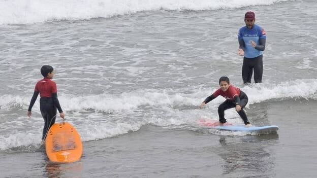 La diversión cabalga entre las olas