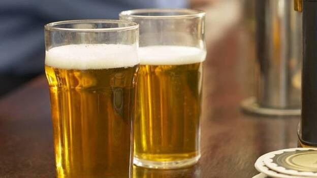 Tomar unas cañas es el plan favorito en vacaciones para el 63% de los españoles