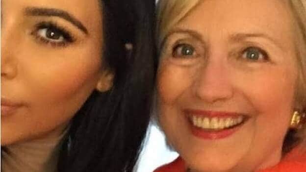 Hillary Clinton protagoniza una 'selfie' con Kim Kardashian en pleno debate republicano