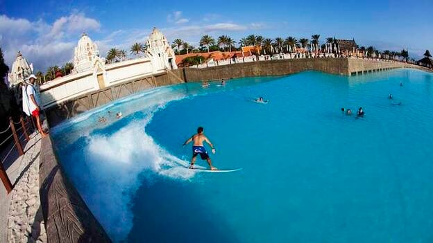Siam Park acoge este domingo una exhibición de saltos de windsurf
