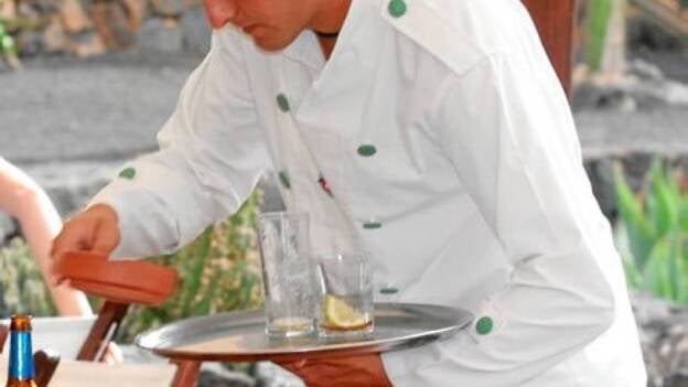 La mejoría tira de los sueldos isleños tras años congelados