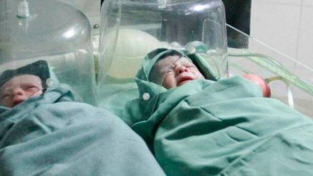 Una niña de 11 años violada por su padrastro da a luz gemelos