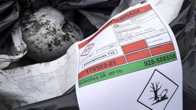 Mogán reclamará los costes de descontaminar de fuel 12 toneladas de callaos