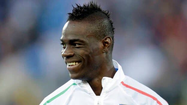 El AC Milan le prohíbe a Balotelli salir de noche, fumar o llevar peinados extravagantes