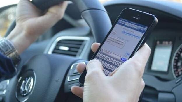Conducir y usar el móvil a la vez es biológicamente imposible para el cerebro