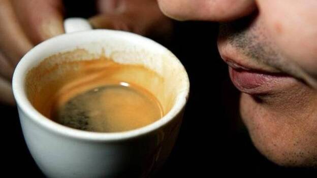 Tomar cafeína por la noche ayuda a regular el sueño