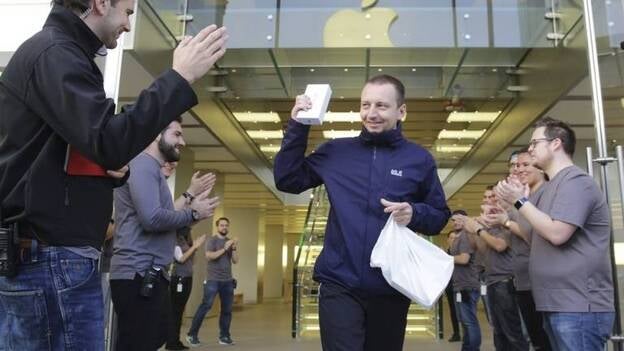 Largas colas para adquirir el último iPhone