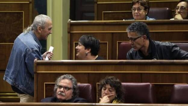 Cuadra expulsado de la tribuna por no retirar su "ofensa" a la Constitución