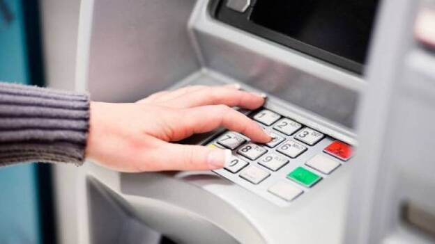 El Gobierno impide la doble comisión por sacar dinero en los cajeros de otro banco