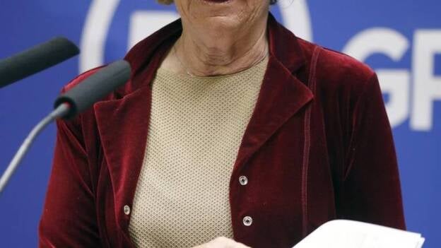 Aguirre muestra sus facturas para demostrar que paga la luz de su casa