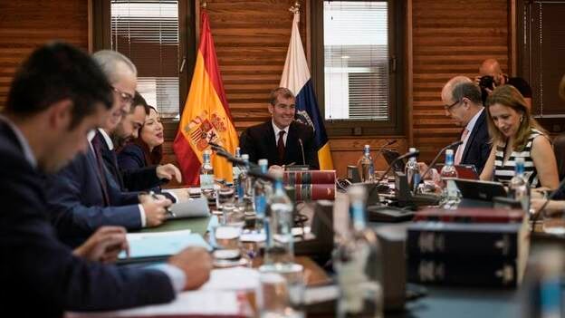 El Gobierno canario pagará la parte de la paga extra de 2012 en diciembre