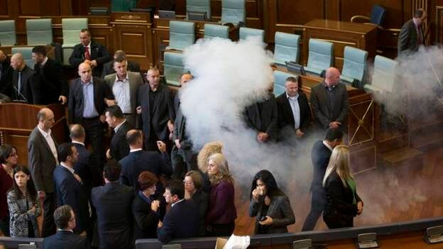 Violenta protesta en el Parlamento de Kosovo
