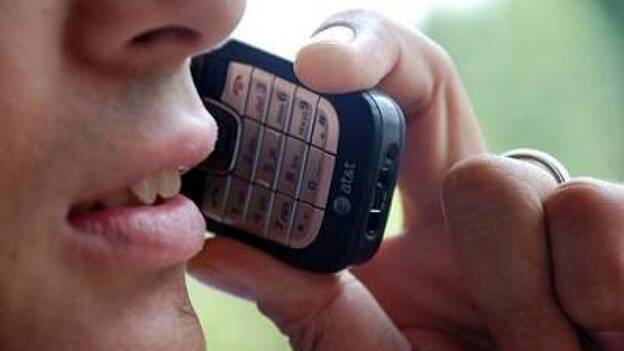 La pantalla de un móvil contiene 30 veces más bacterias que la taza del váter