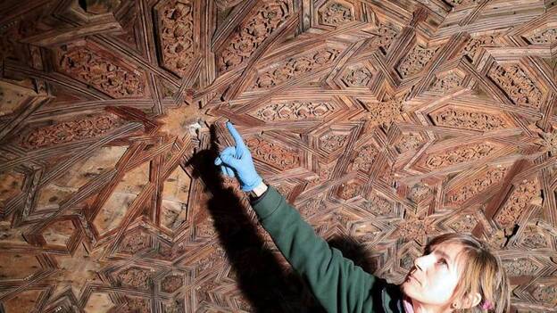 Hallan ocultos en el Patio de los Leones dibujos nazaríes de diseño inusual
