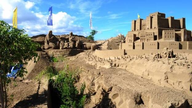 Unos 300 niños aprenderán a modelar arena durante su visita al Belén de Arena de la playa de Las Canteras