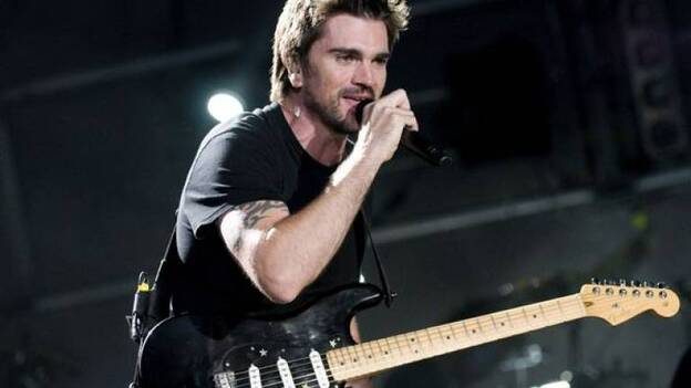 Subastan 30 guitarras decoradas por artistas para la fundación de Juanes