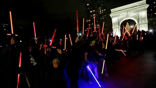 Batalla de sable láser en plena calle