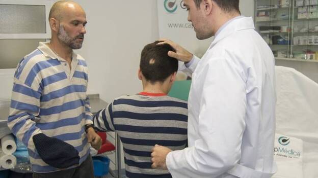 Un niño canario será el primer menor al que se realice un trasplante solidario de pelo en España