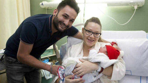 CaixaBank entregará al primer bebé de 2016 en Canarias una Megalibreta con 2.000 euros