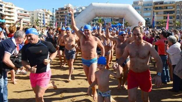 Primer baño del año en Las Canteras