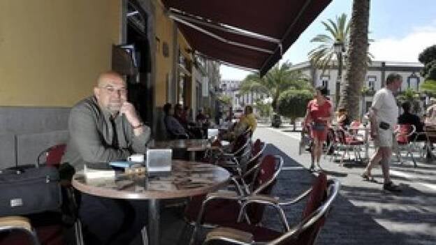 Alexis Ravelo emprende un nuevo camino con su última novela