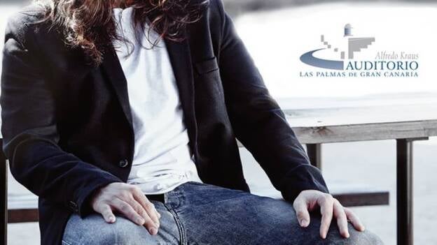 La voz y la guitarra de Andrés Suárez dan vida a pequeñas historias en el Alfredo Kraus