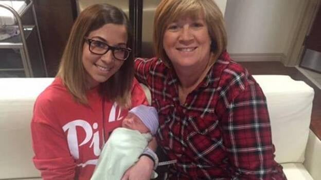 Una mujer da a luz en Texas a su nieta tras una gestación subrogada