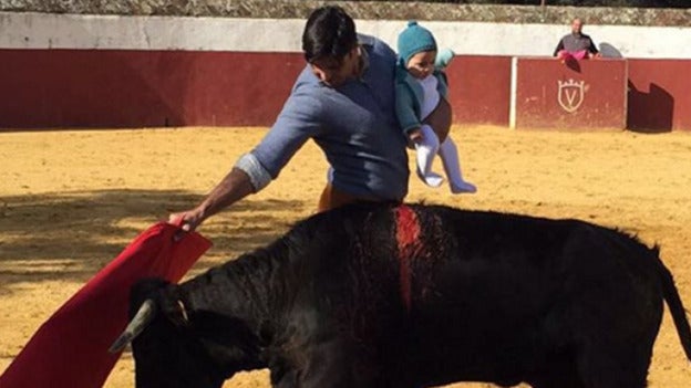 Una foto de Fran Rivera toreando con su hija en brazos crea polémica en las redes