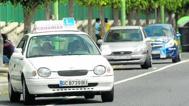 Tráfico pone más examinadores y desatasca el carné de conducir