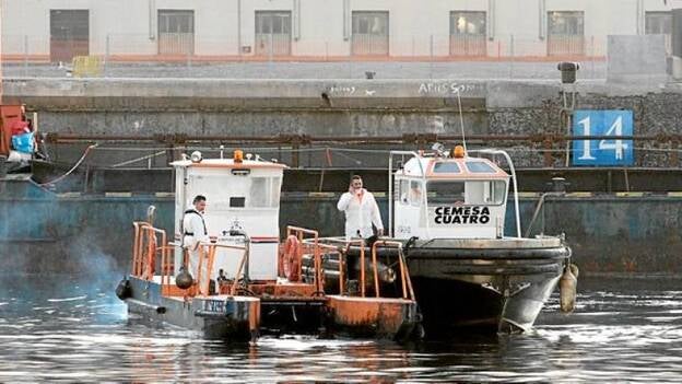 El Puerto retira 15 toneladas de agua contaminada al día