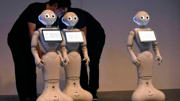 El robot Pepper muestra sus nuevas habilidades como enfermero y profesor