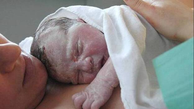 El Hospital Universitario de Canarias realiza contacto 'piel con piel' en los partos por cesárea