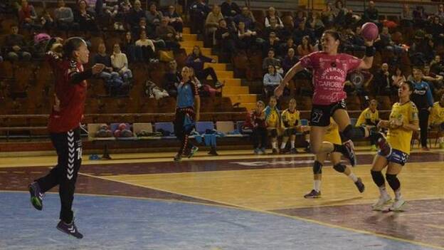 El Rocasa sigue líder tras ganar en León