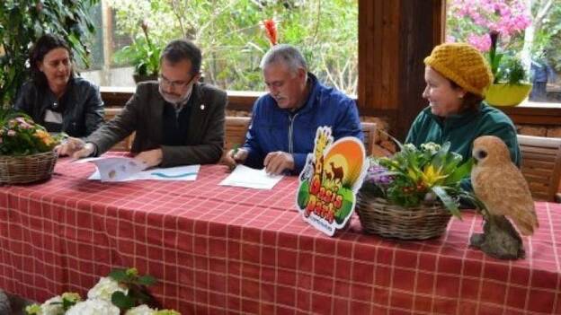 El Cabildo y Oasis Park firman un convenio para atender la fauna silvestre