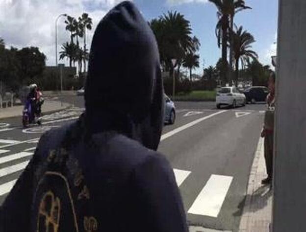 El presunto agresor saliendo del juzgado