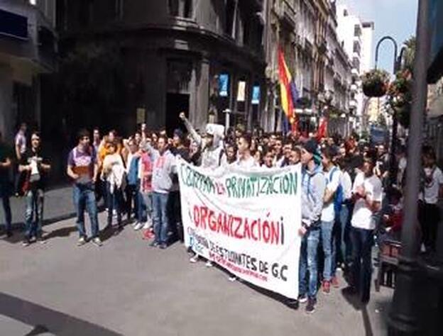 Los alumnos canarios se echan a la calle contra la Lomce
