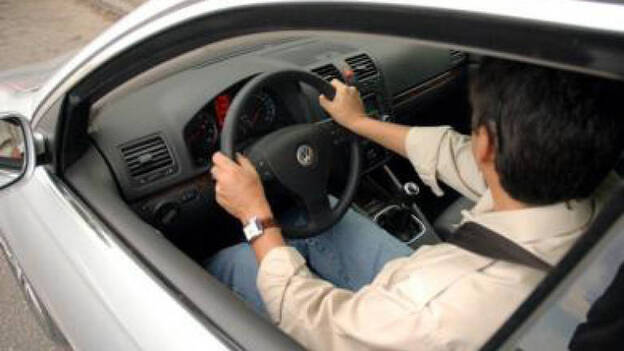 La DGT podría valorar un permiso de conducir restringido que no exija aparcar en el examen práctico