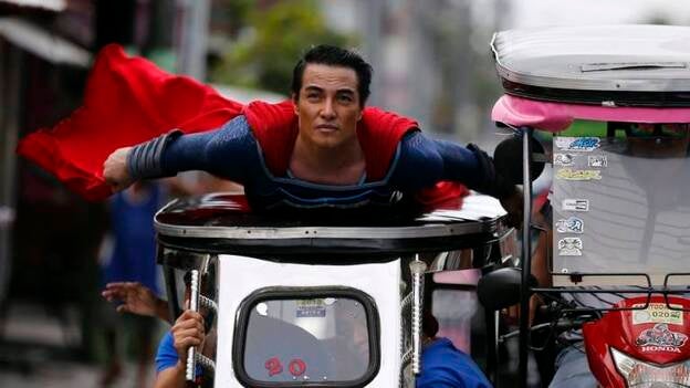 Herbert Chavez, el filipino que se ha operado 26 veces para ser como Superman