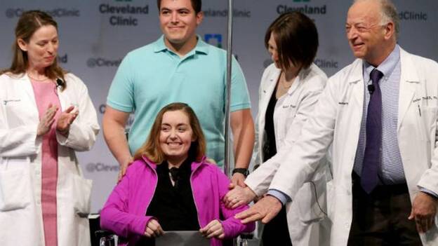 Una mujer de 26 años se somete al primer trasplante de útero en EEUU