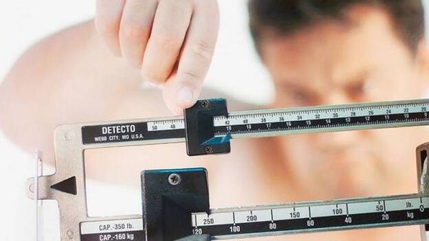 Ser bajo o con exceso de peso, vinculado con reducción de oportunidades en la vida