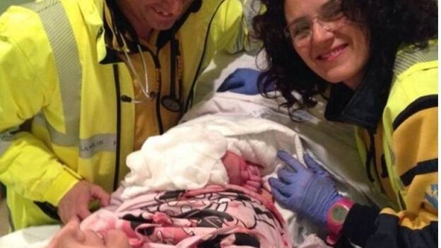 Una mujer da a luz en la autovía A-42 asistida por su pareja hablando con el Samur